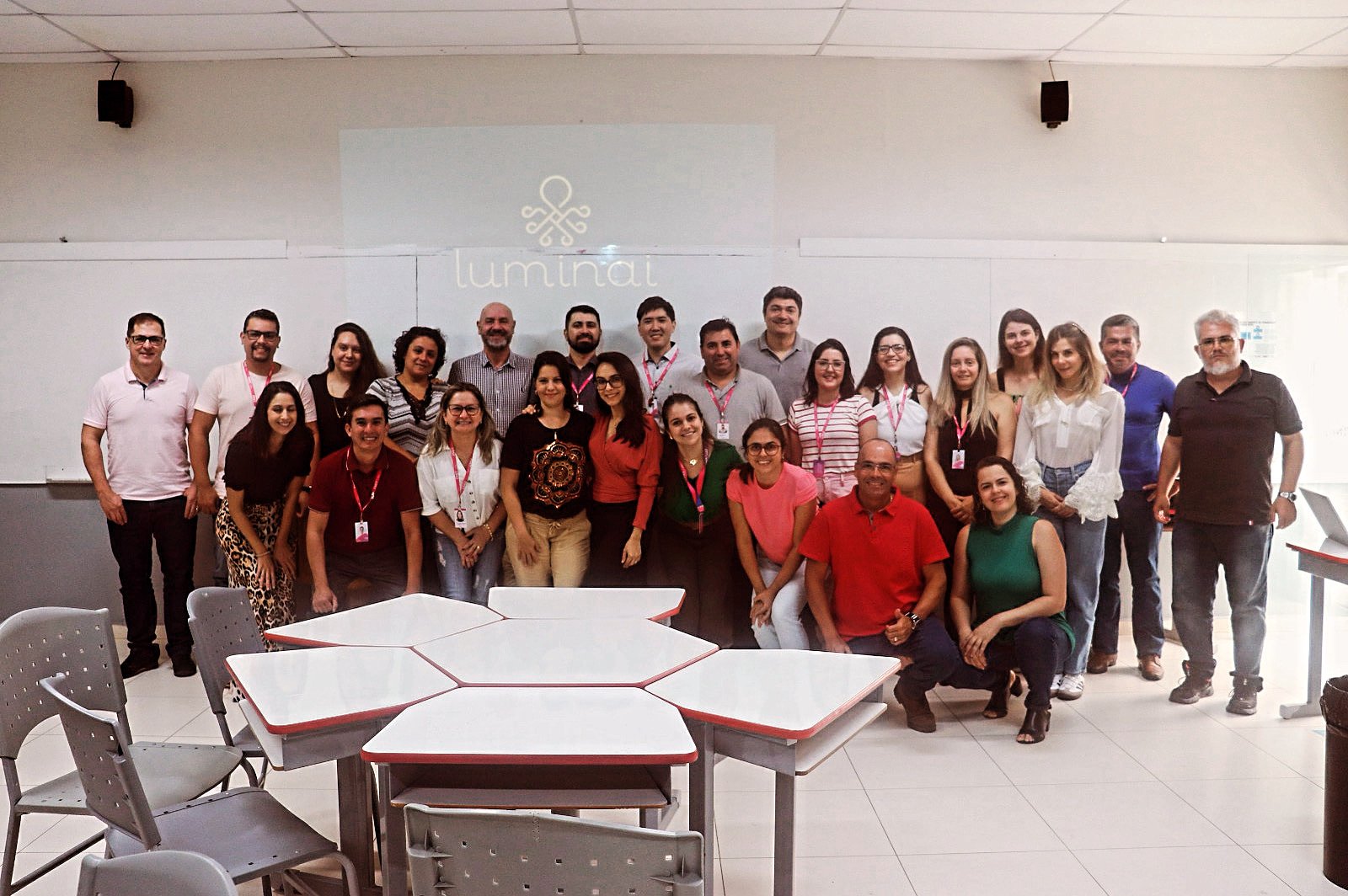 Grupo de docentes após uma capacitação da LUMINAI Solutions
