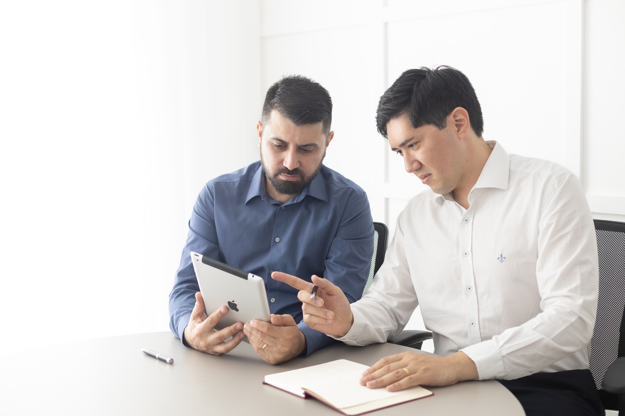 Fundadores da LUMINAI em reunião consultiva com tablet